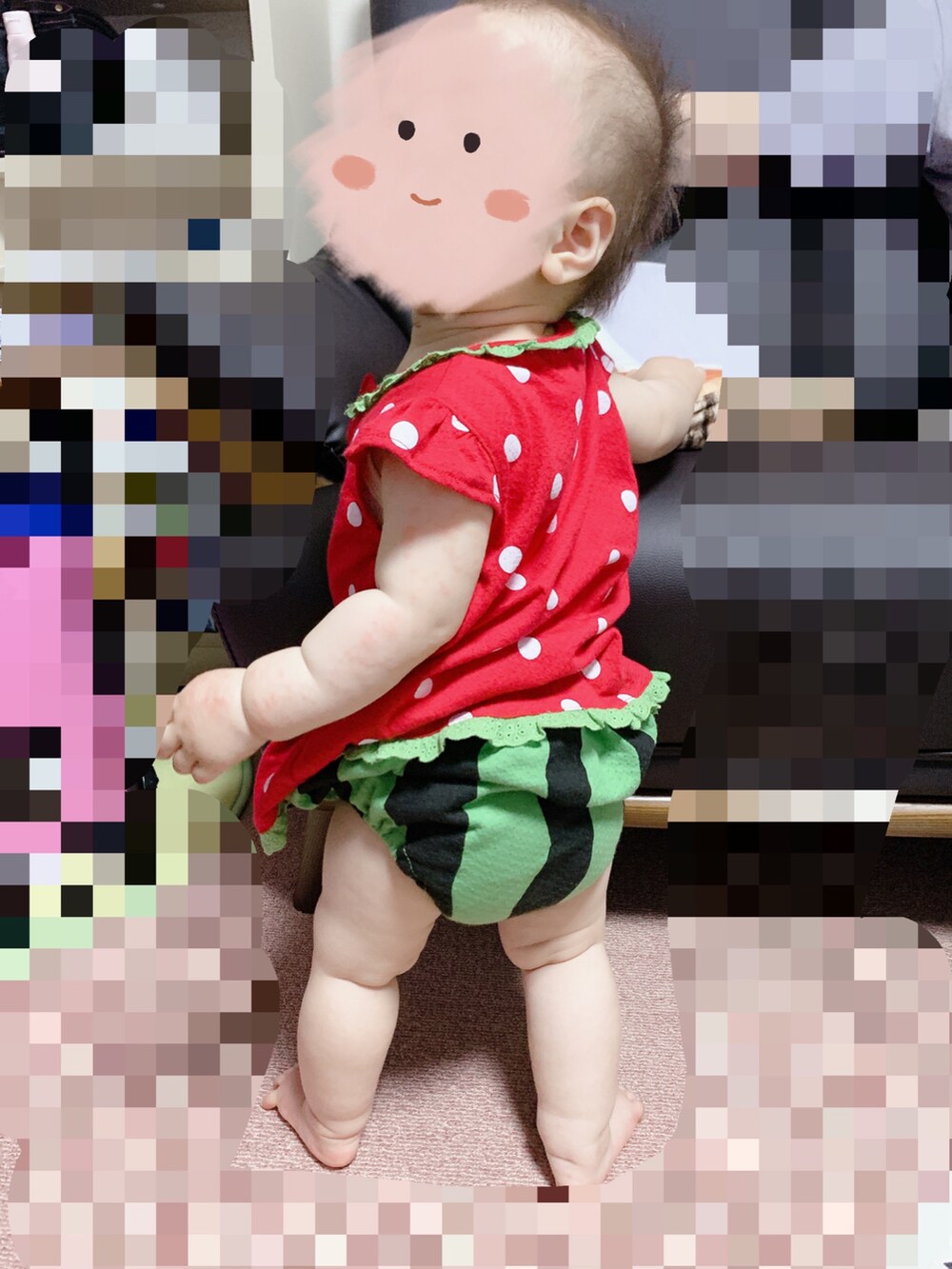 レッド系のトップスを着用したキッズの春コーディネートの2枚目の写真