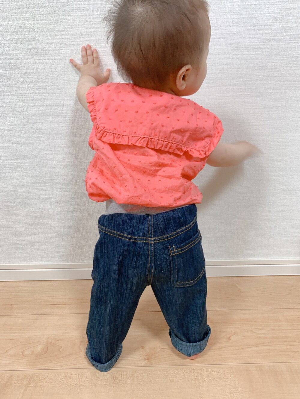 ピンク系のシャツ/ブラウス、ブルー系のパンツを着用したキッズの夏コーディネートの2枚目の写真