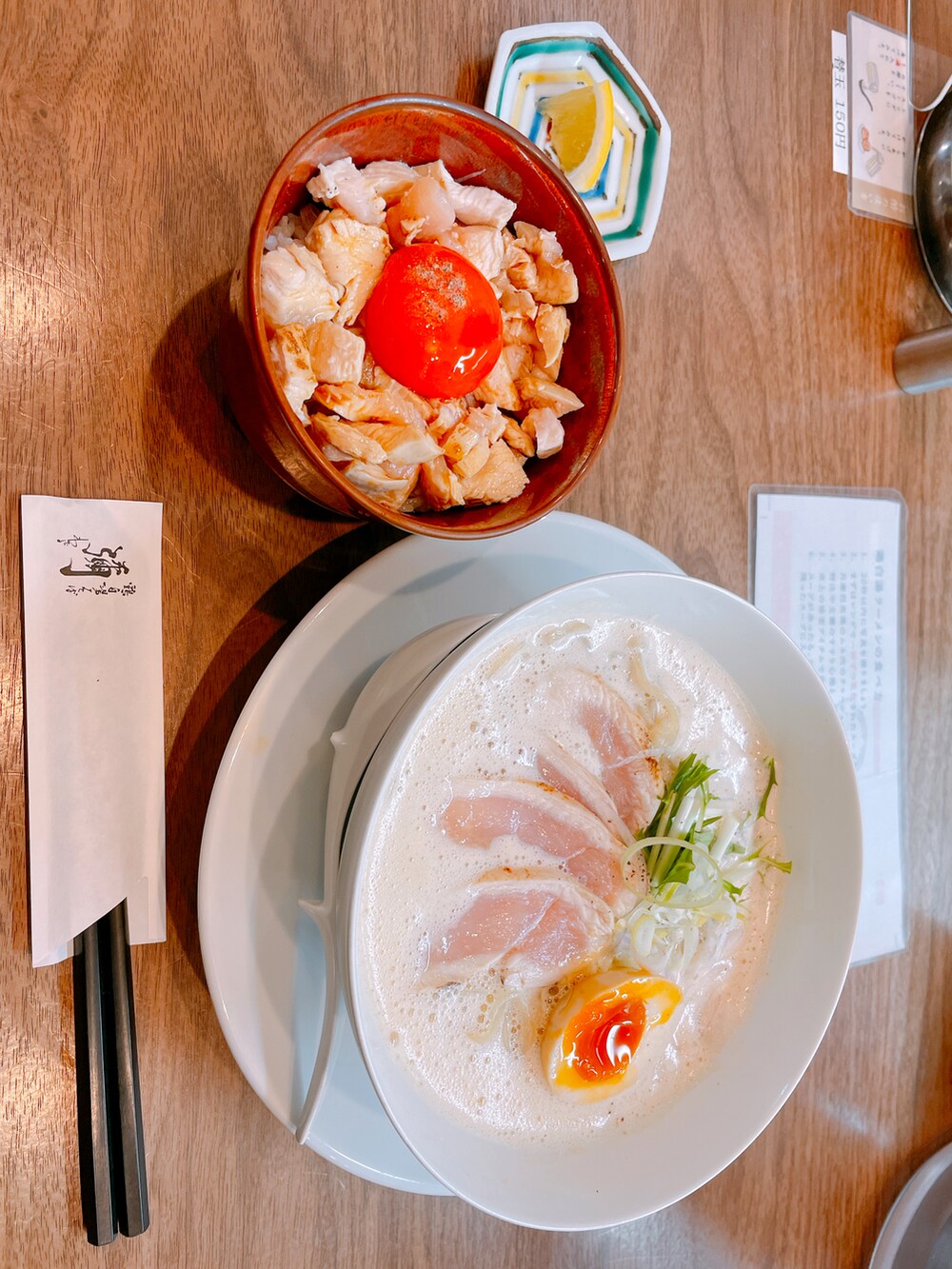 ブラック系のスニーカー、イエロー系のマウンテンパーカー、ブラック系のキーケース/キーアクセサリーを着用したメンズの春コーディネートの3枚目の写真