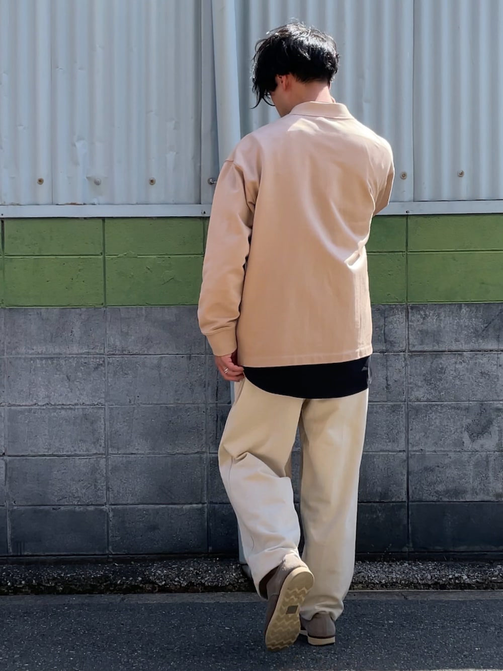 「白パンツ、カーディガン、スウェットパンツ、スウェットカーディガン、黒シャツ、クロシェット、ベージュ、オトナカジュアル、ゆるコーデ、プチプラ、ユニクロ、淡色コーデ、UNIQLO U、春夏コーデ、春コーデ」|「UNIQLOのアイテム(シャツ/ブラウス、ブラック系)」を使った、ケイさん(メンズ・175cm)の春コーディネートの2枚目の写真