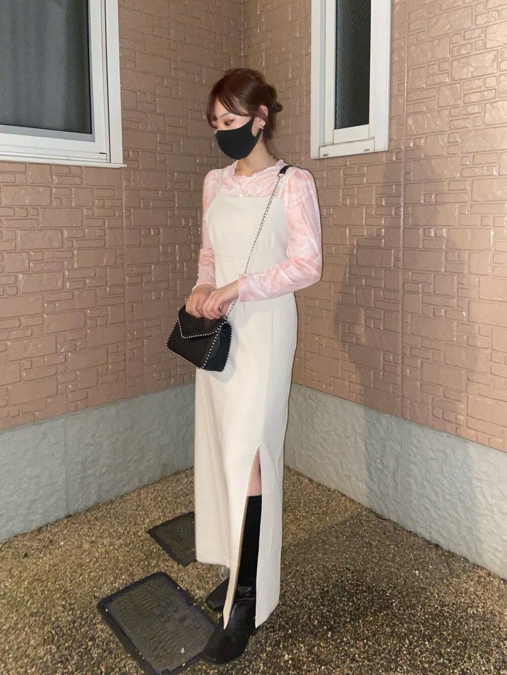 ブラック系のショルダーバッグ、ホワイト系のワンピース、ピンク系のシャツ/ブラウスを着用したレディースの春コーディネートの2枚目の写真