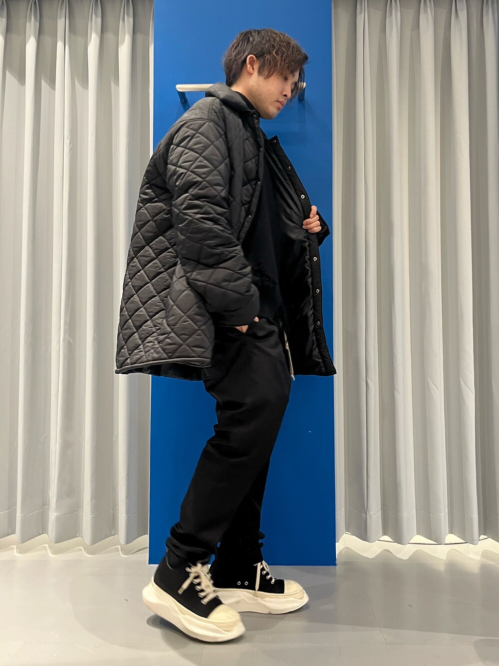 ブラック系のブルゾン、ブラック系のニット/セーター、ブラック系のブルゾンを着用したメンズの冬コーディネートの2枚目の写真