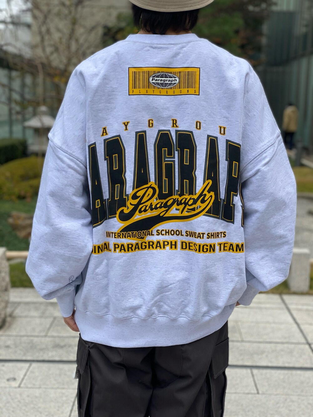 ブラック系のカーゴパンツ、ベージュ系のスウェット、ブラック系のカーゴパンツを着用したメンズの冬コーディネートの4枚目の写真