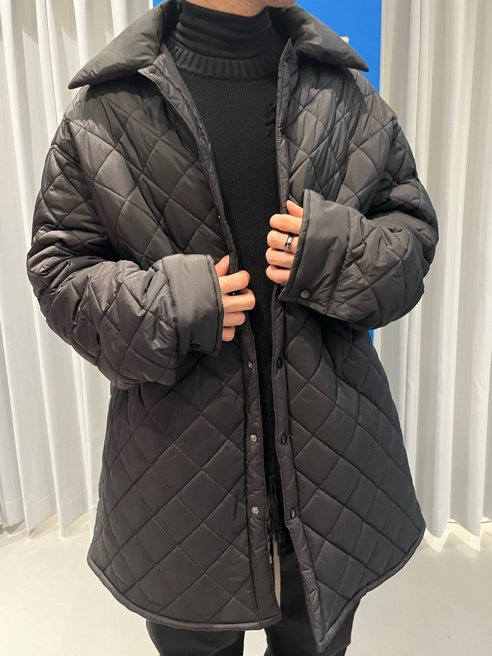 ブラック系のブルゾン、ブラック系のニット/セーター、ブラック系のブルゾンを着用したメンズの冬コーディネートの4枚目の写真