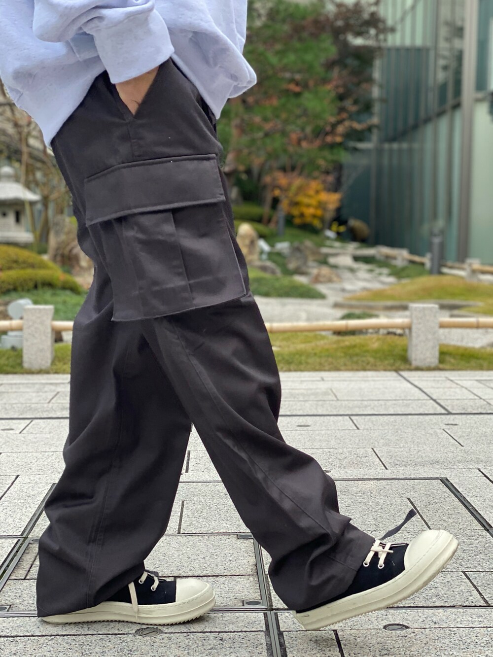 ブラック系のカーゴパンツ、ベージュ系のスウェット、ブラック系のカーゴパンツを着用したメンズの冬コーディネートの5枚目の写真