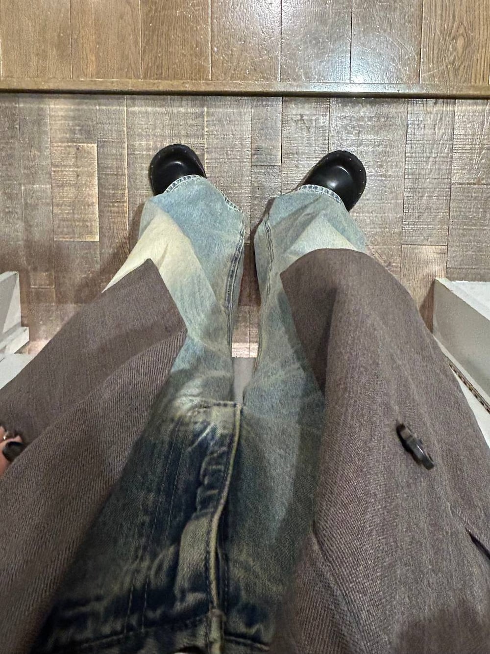 ブルー系のデニムパンツ、グレー系のテーラードジャケット、ブラック系のサンダルを着用したレディースの秋コーディネートの5枚目の写真