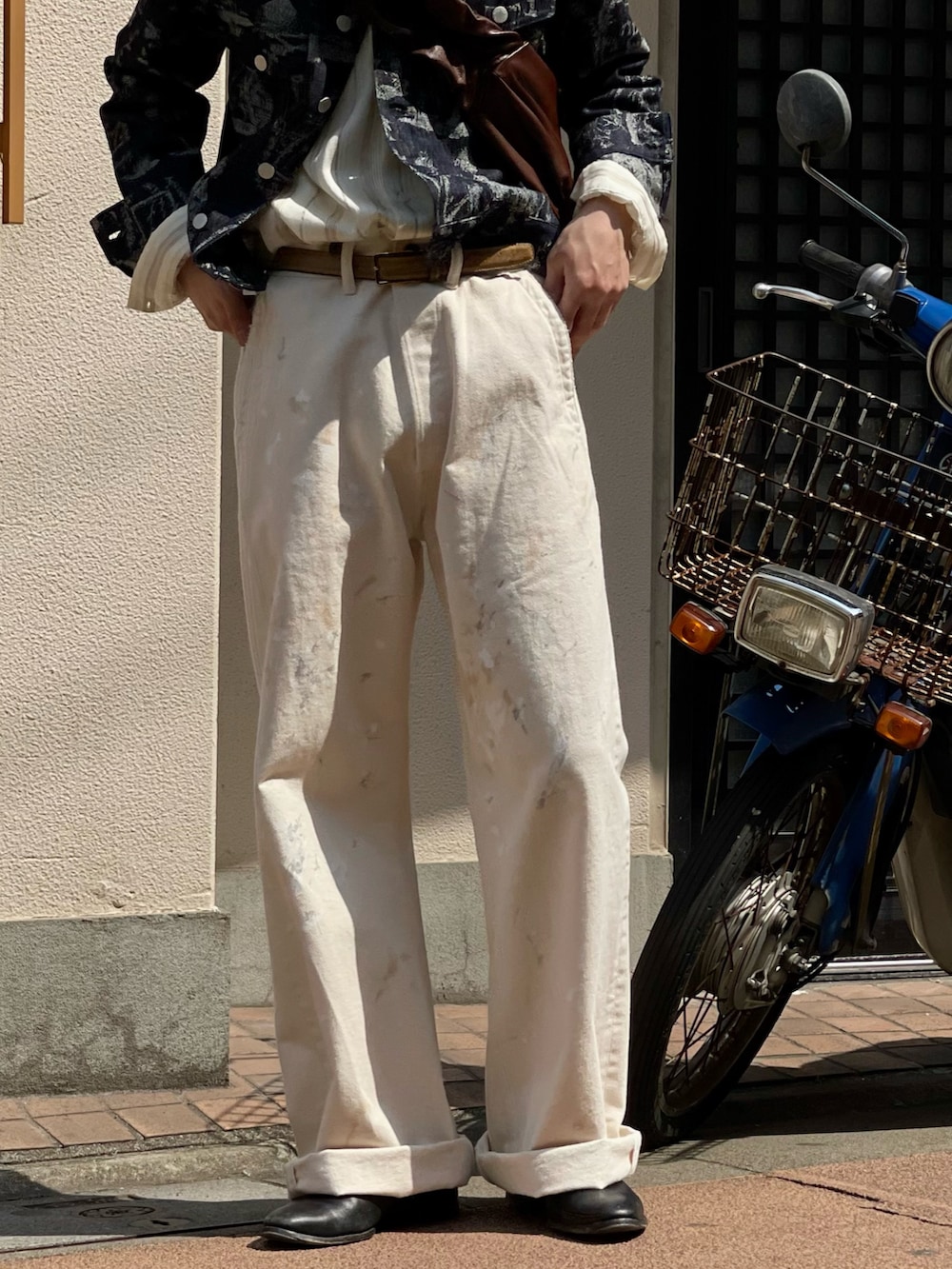 「T.Tのアイテム（デニムパンツ、ホワイト系）」を使った、野口心さん（メンズ・175cm）の春コーディネートの4枚目の写真