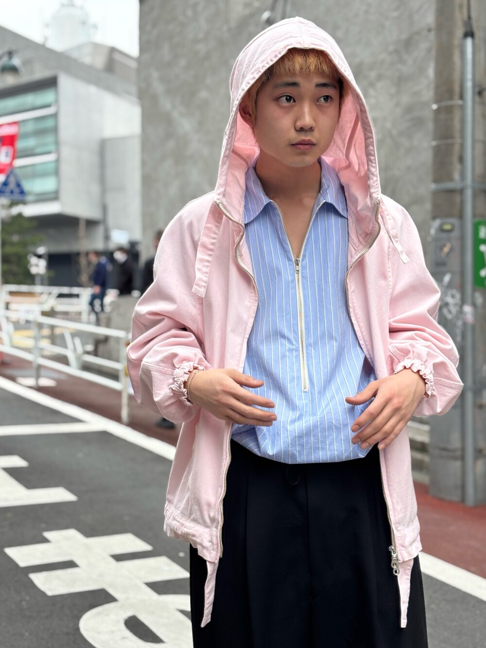 「春コーデ、春服、休日スタイル、春服コーデ、オトナカジュアル」｜「GARDEN TOKYOのhayha lamka/ヘイヘ ラムカ/hayha lamka ICE PANTS（スラックス、ブラック系）」を使った、野口心さん（メンズ・175cm）の春コーディネートの2枚目の写真
