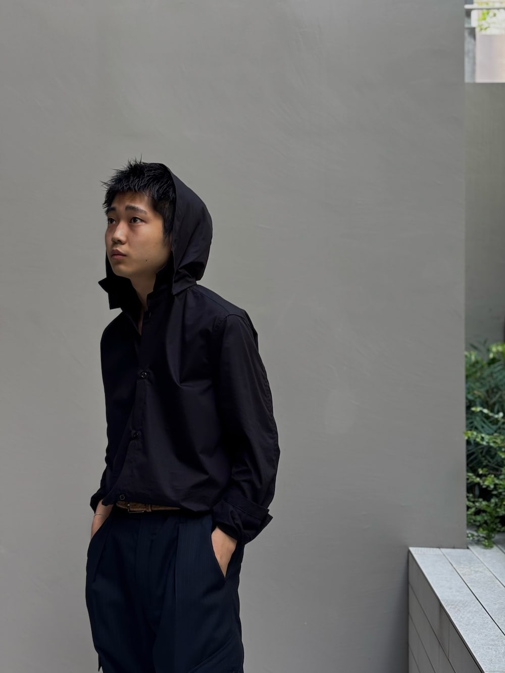 「GARDEN TOKYOのhayha lamka/ヘイヘ ラムカ/HOOD SHIRTS（シャツ/ブラウス、ブラック系）」を使った、野口心さん（メンズ・175cm）の夏コーディネートの2枚目の写真