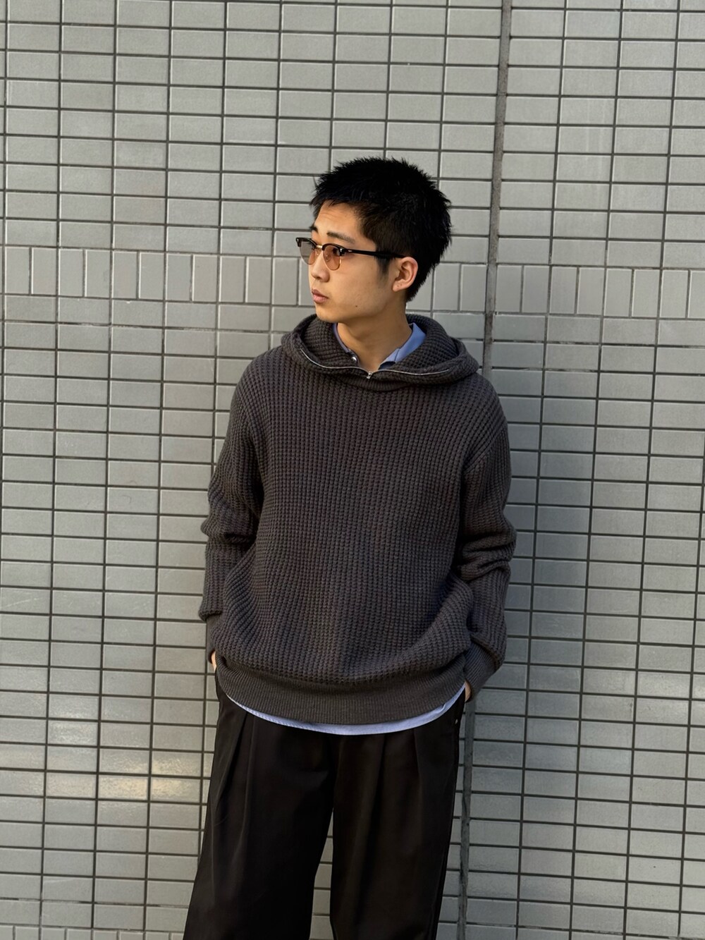 グレー系のニット/セーターを着用したメンズの秋コーディネートの2枚目の写真