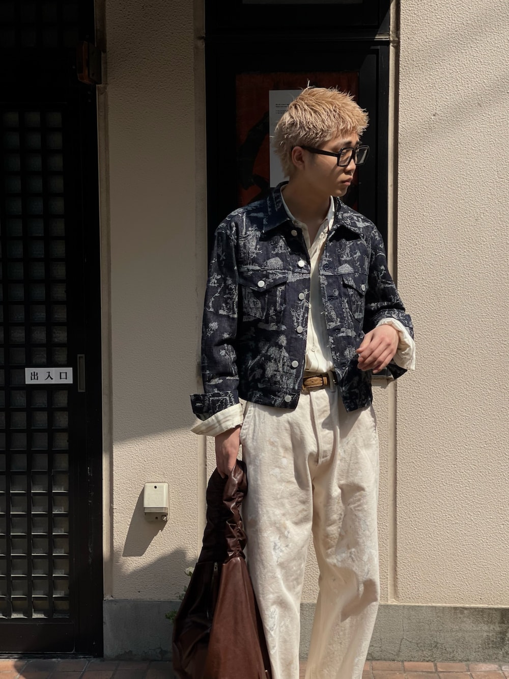 「T.Tのアイテム（デニムパンツ、ホワイト系）」を使った、野口心さん（メンズ・175cm）の春コーディネートの2枚目の写真