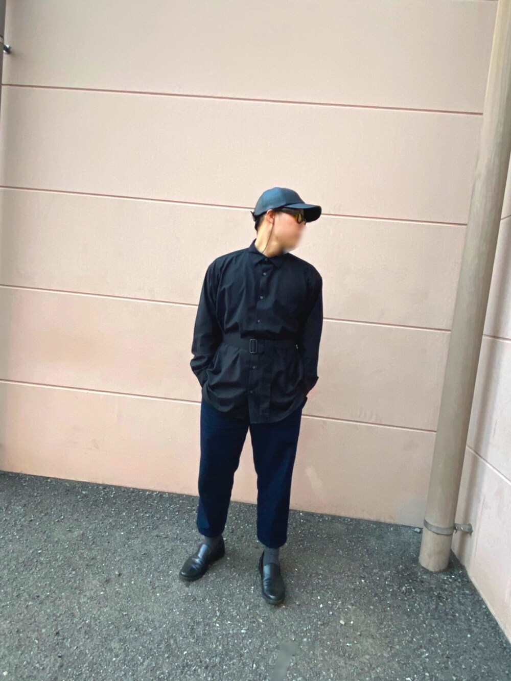 「休日スタイル、大人カジュアル、お洒落さんとつながりたい、春、大人コーデ、春服、デニム、サングラス、シェフパンツ、シンプル、いいね、save、フォローお願いします🤑、いいね＆フォロー よろしくお願いします！、いいね・save・フォローありがとうございます🥰」｜「ConfirmのConfirm / コンファーム TRロングベルトLSシャツ（シャツ/ブラウス、ブラック系）」を使った、Rioさん（メンズ・177cm）の春コーディネートの2枚目の写真