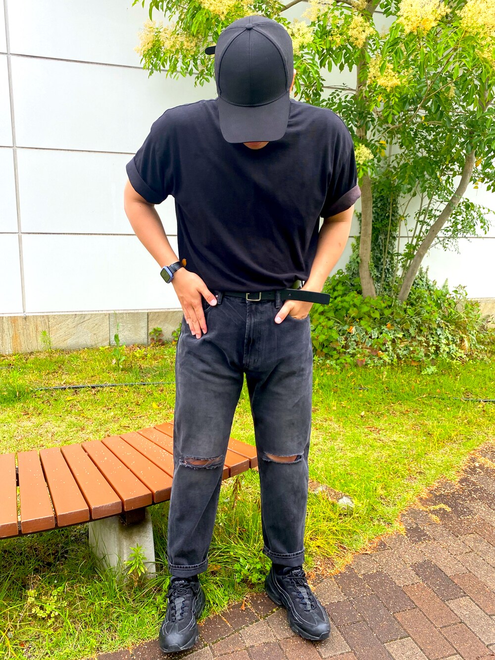 「休日スタイル、夏コーデ、大人カジュアル、シンプルコーデ、半袖シャツ、いいね、save、フォローお願いします🤑、GU、ブラック、キャップ、スニーカー、デニム、暑い、シンプル、NIKE、ワントーンコーデ」｜「NIKEのナイキ エア マックス 95 エッセンシャル メンズシューズ / スニーカー / NIKE AIR MAX 95 ESSENTIAL Men’s Shoes（スニーカー、ブラック系）」を使った、Rioさん（メンズ・177cm）の夏コーディネートの2枚目の写真