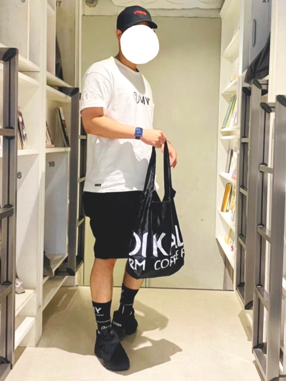 「FUDGEBOYのトラッドスタイル、シンプルコーデ、カジュアルコーデ、今日のコーデ、オトナカジュアル、夏コーデ、キャップ、GU、reebok、休日コーデ、Tシャツ、スニーカー、初夏コーデ、春夏コーデ、スウェット」｜「HERON PRESTONの【HERON PRESTON】BASEBALL CAP EMBROIDERY CTNMB（キャップ、ブラック系）」を使った、Rioさん（メンズ・177cm）の春コーディネートの3枚目の写真