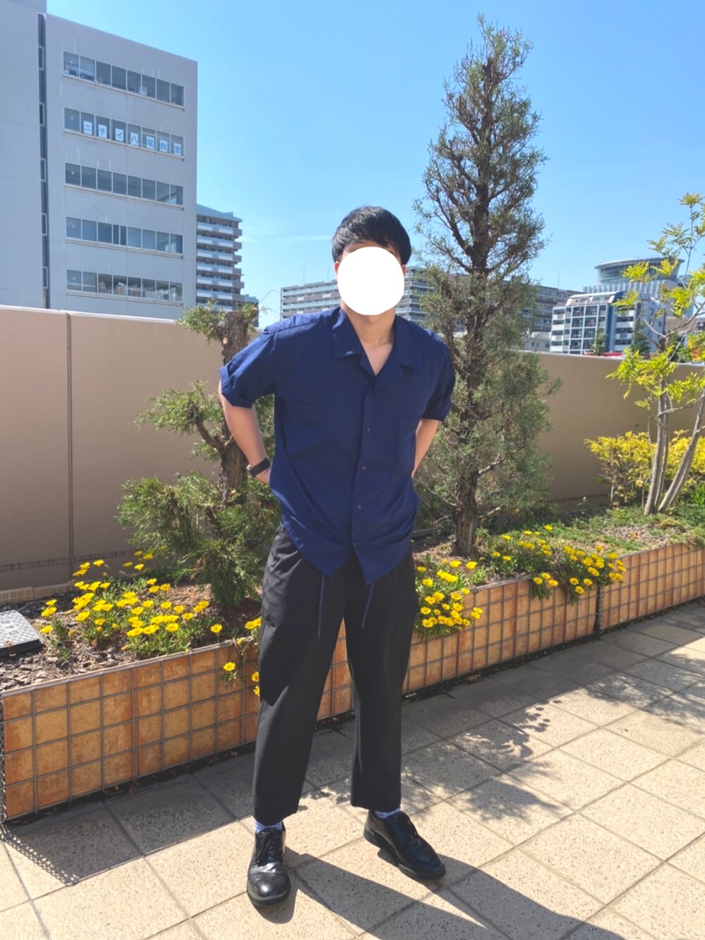 「ごきげんウィーク、今日のコーデ、大人カジュアル、カジュアル、いいね、save、フォローお願いします🤑、夏コーデ、お洒落さんとつながりたい、UNIQLO JW ANDERSON、H&M、GU、オープンカラーシャツ、はるコーデ、大人コーデ、シンプル、いいね返し」｜「no brandのアイテム（シャツ/ブラウス、ブルー系）」を使った、Rioさん（メンズ・177cm）の春コーディネートの2枚目の写真