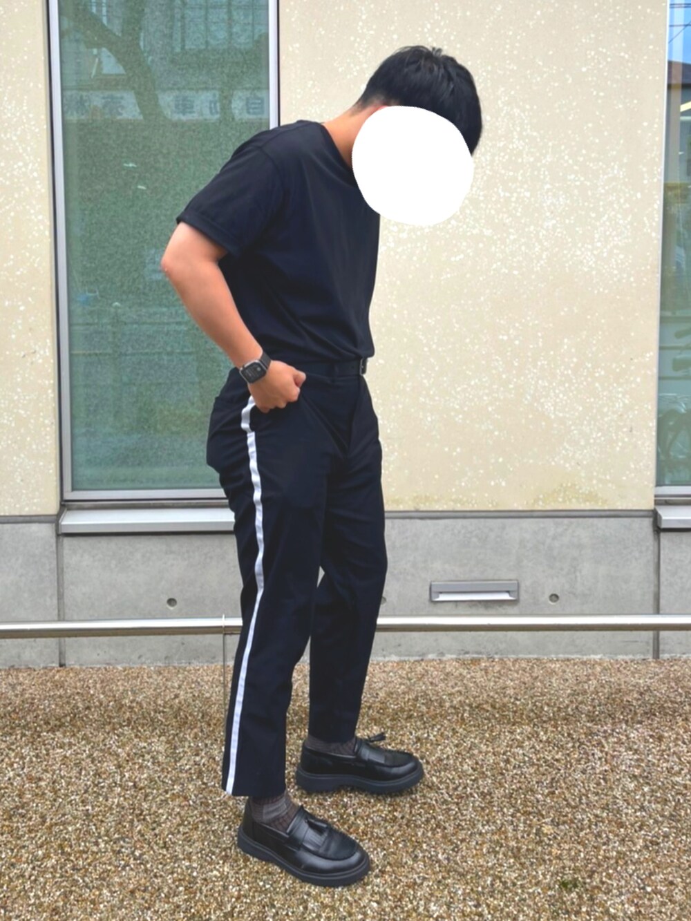 「ブラック、FUDGEBOYのトラッドスタイル、休日スタイル、シンプルスタイル、いいね、save、フォローお願いします🤑、半袖シャツ、夏コーデ、大人コーデ、オールブラック、革靴、ローファー、いいね＆フォロー よろしくお願いします！、UNIQLO、GU、雨の日コーデ」｜「Theory UNIQLOのアイテム（Tシャツ/カットソー、ブラック系）」を使った、Rioさん（メンズ・177cm）の春コーディネートの2枚目の写真