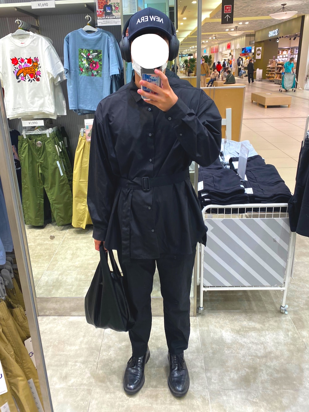 「ヘッドホン、大人カジュアル、シンプルコーデ、フォローミー、相互フォロー、大人コーデ、GU、H&M、ブラック、ラインパンツ、キャップ、雨の日コーデ、シャツスタイル、スポーツミックス、革靴」｜「NEW ERAのアイテム（キャップ、ブルー系）」を使った、Rioさん（メンズ・177cm）の春コーディネートの2枚目の写真