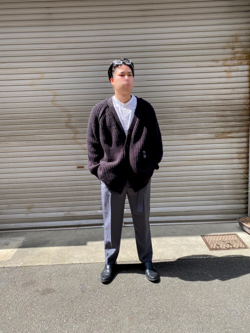 「春服みてみて、春コーデ、休日スタイル、オトナカジュアル、シンプル、大人コーデ、春、カジュアル、春アウター、カーディガン、革靴、GU、カーディガンコーデ」｜「RAGEBLUEのグラフィックプリントシャツ/849567（シャツ/ブラウス、ホワイト系）」を使った、Rioさん（メンズ・177cm）の春コーディネートの2枚目の写真