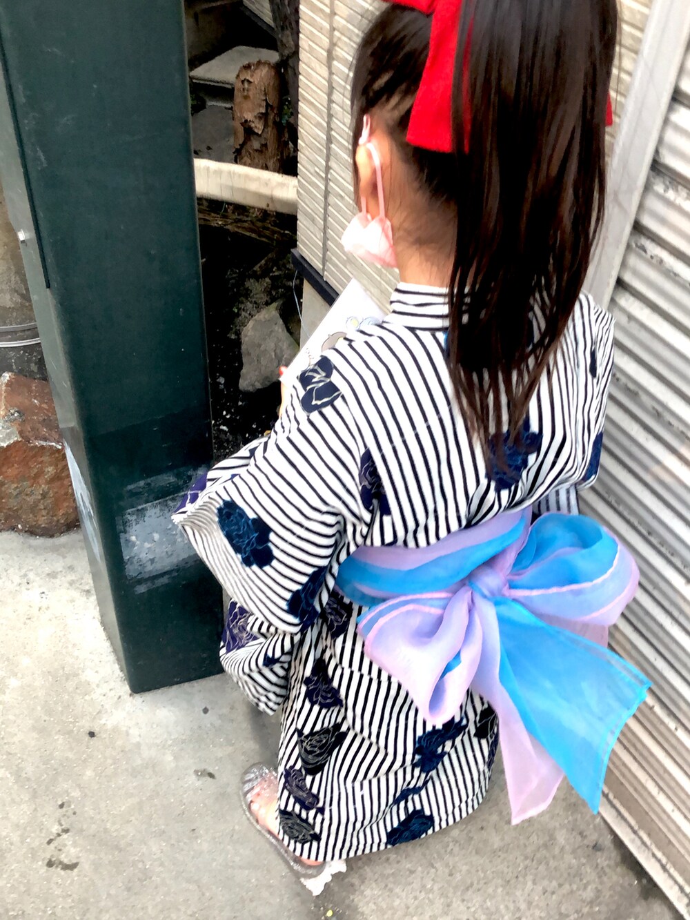 ブラック系の浴衣を着用したキッズの夏コーディネートの2枚目の写真