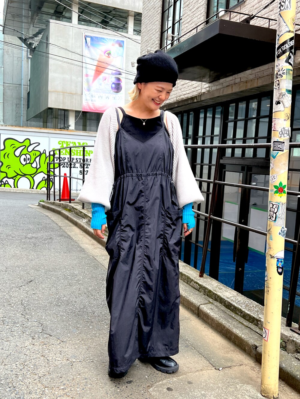 ブラック系のワンピース、グレー系のカーディガン/ボレロ、ブラック系のブーツを着用したレディースの夏コーディネートの2枚目の写真