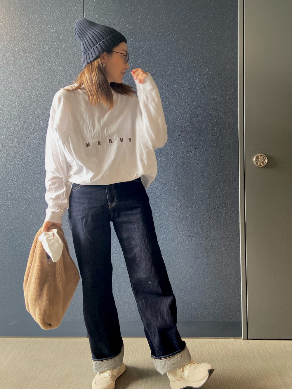 ホワイト系のTシャツ/カットソー、ホワイト系のスニーカー、ブルー系のニットキャップ/ビーニーを着用したレディースの秋コーディネートの2枚目の写真