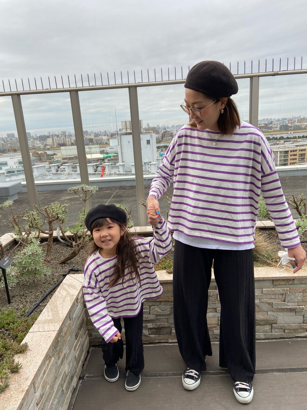 パープル系のTシャツ/カットソー、パープル系のTシャツ/カットソー、ブラック系のその他パンツを着用したレディースの春コーディネートの2枚目の写真