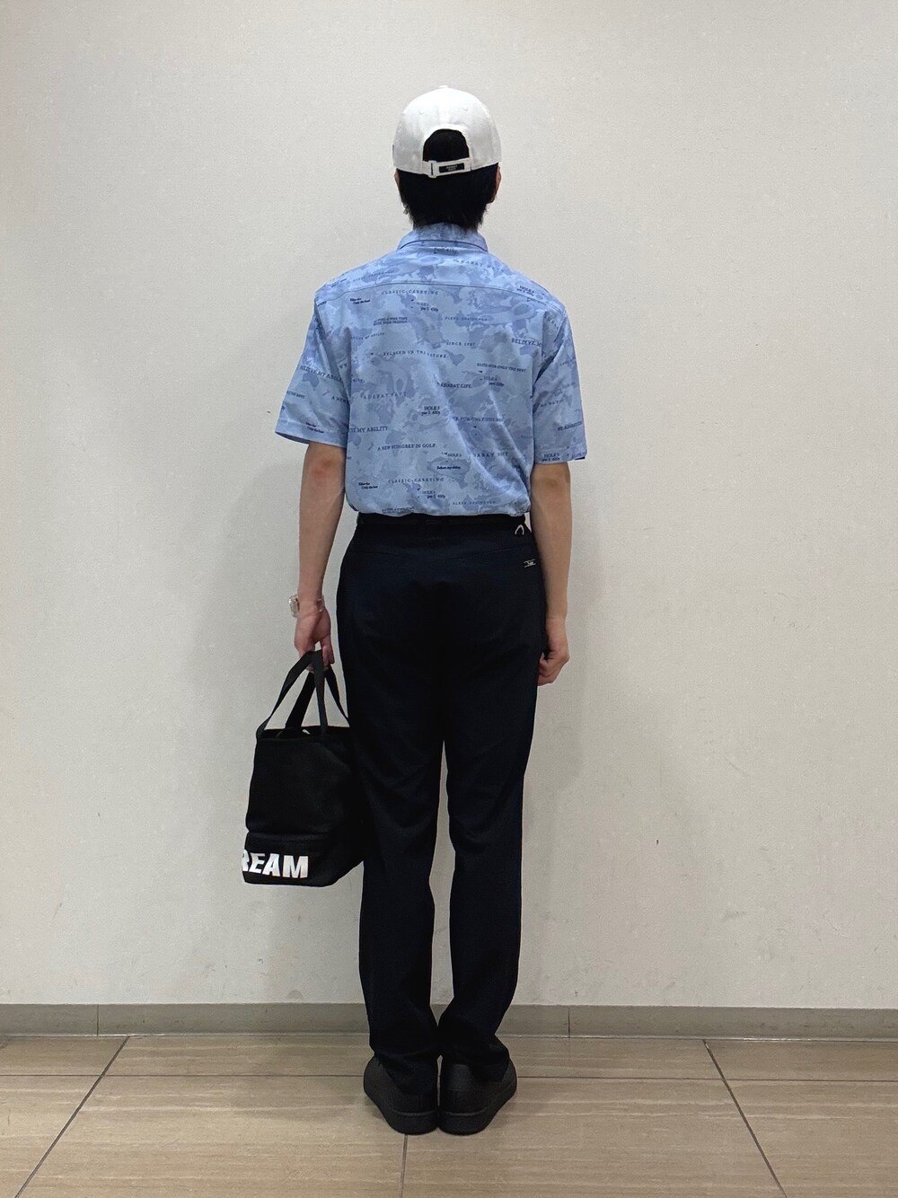 ブルー系のポロシャツ、ブラック系のその他パンツ、ブラック系のトートバッグを着用したメンズの夏コーディネートの3枚目の写真