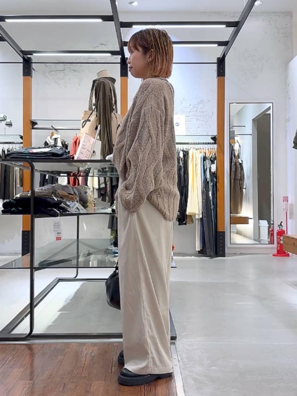 ホワイト系のその他パンツ、ブラック系のショルダーバッグ、シルバー系のネックレスを着用したレディースの秋コーディネートの3枚目の写真