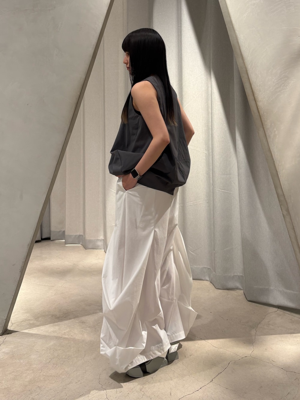 ホワイト系のその他パンツ、シルバー系のサンダル、グレー系のタンクトップを着用したレディースの春コーディネートの2枚目の写真