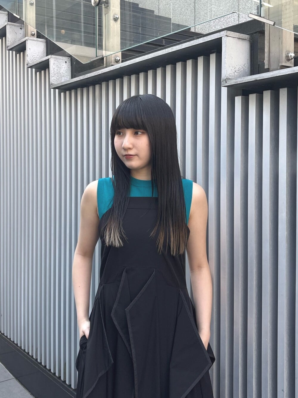 その他のサンダル、ブラック系のワンピース、ブルー系のタンクトップを着用したレディースの夏コーディネートの4枚目の写真