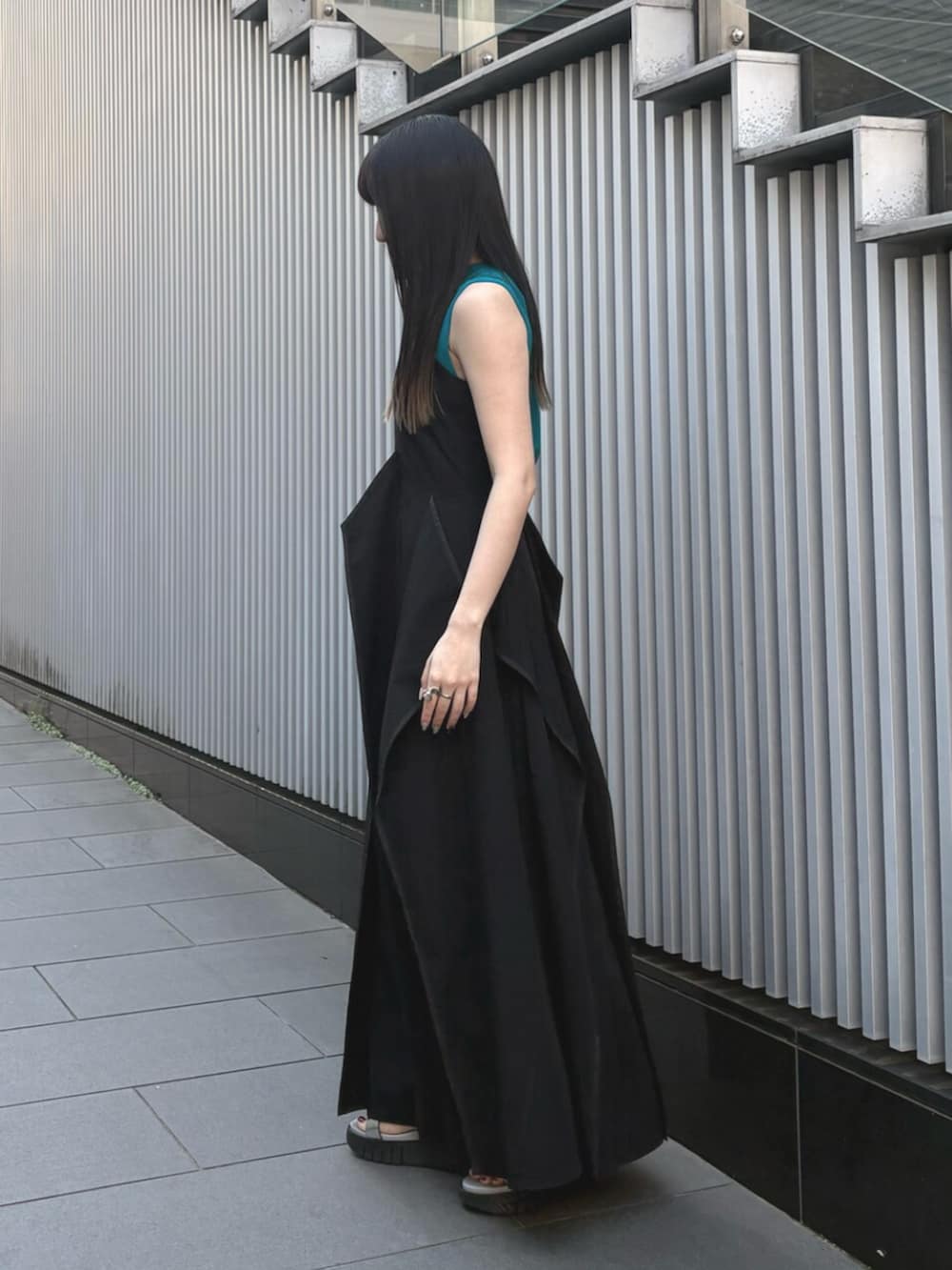 その他のサンダル、ブラック系のワンピース、ブルー系のタンクトップを着用したレディースの夏コーディネートの2枚目の写真