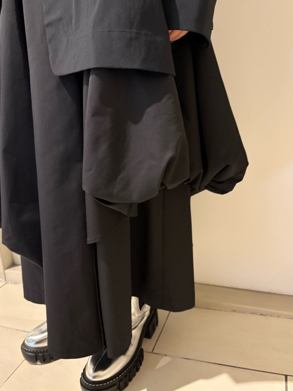 ブラック系のシャツ/ブラウス、ブラック系のその他パンツ、シルバー系のブーツを着用したレディースの春コーディネートの6枚目の写真