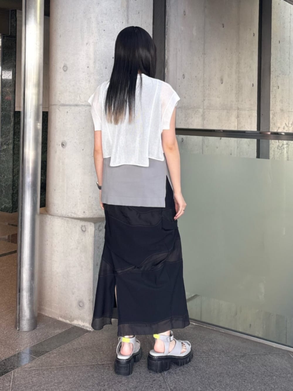 グレー系のサンダル、グレー系のタンクトップ、ホワイト系のニット/セーターを着用したレディースの夏コーディネートの3枚目の写真
