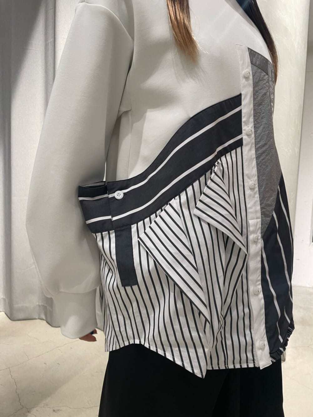 ブラック系のスカート、シルバー系のブーツ、その他のTシャツ/カットソーを着用したレディースの冬コーディネートの8枚目の写真