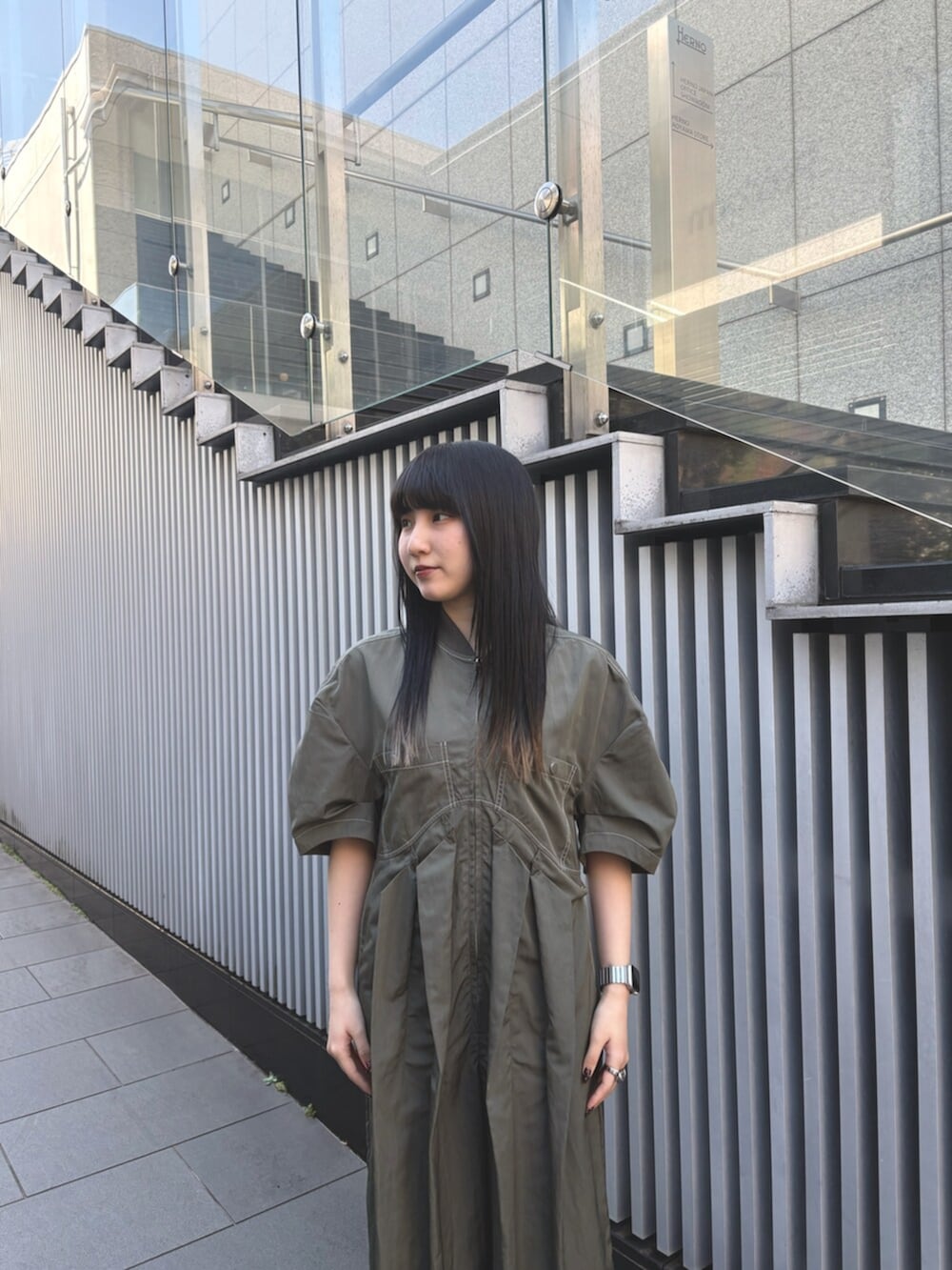 グレー系のつなぎ/オールインワン、その他のサンダルを着用したレディースの春コーディネートの5枚目の写真