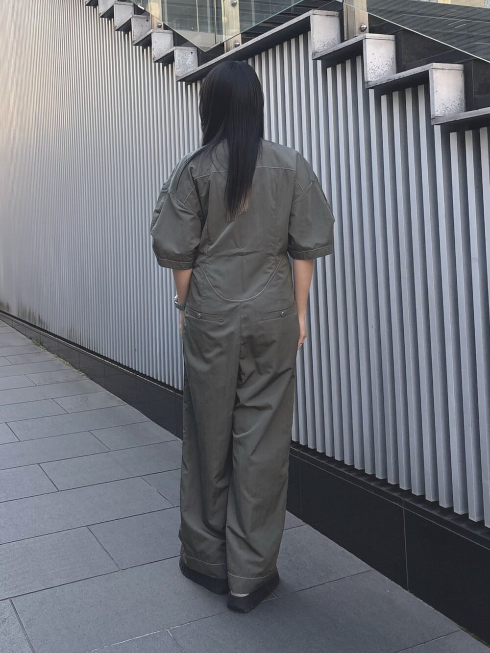 グレー系のつなぎ/オールインワン、その他のサンダルを着用したレディースの春コーディネートの3枚目の写真