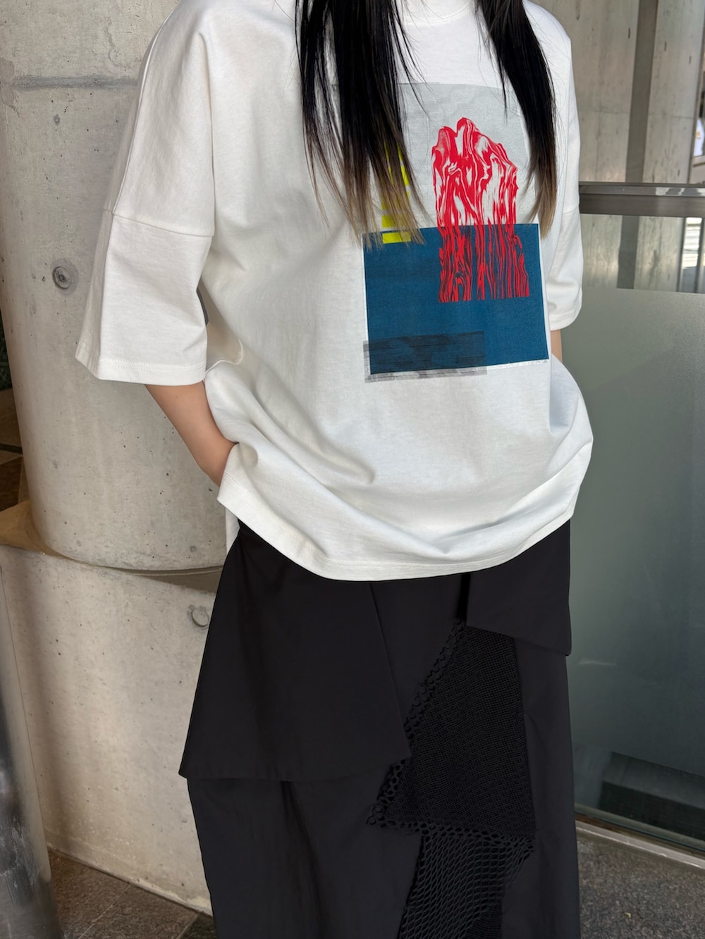 シルバー系のサンダル、ホワイト系のTシャツ/カットソー、ブラック系のスカートを着用したレディースの春コーディネートの6枚目の写真