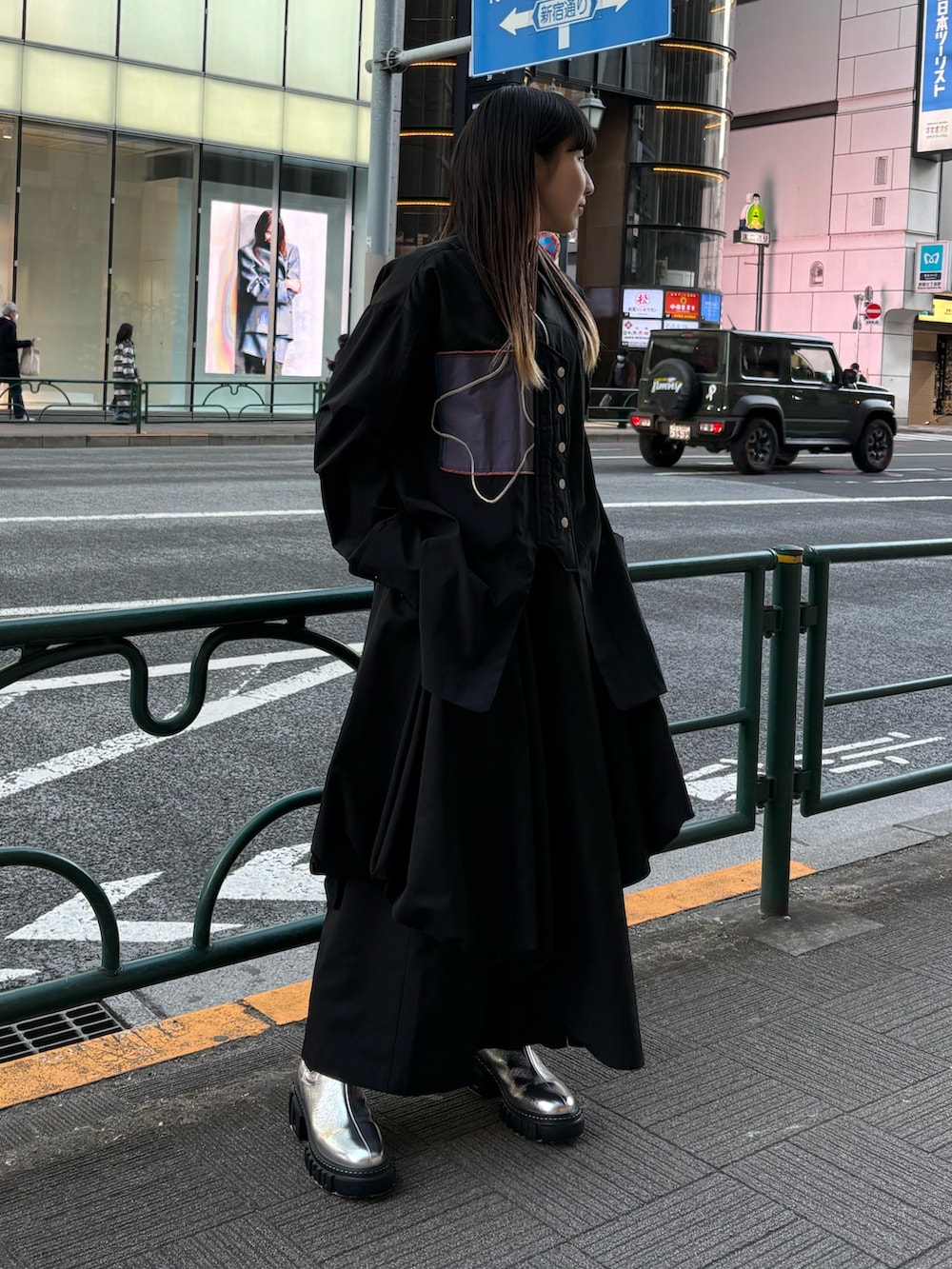 ブラック系のシャツ/ブラウス、ブラック系のその他パンツ、シルバー系のブーツを着用したレディースの春コーディネートの2枚目の写真