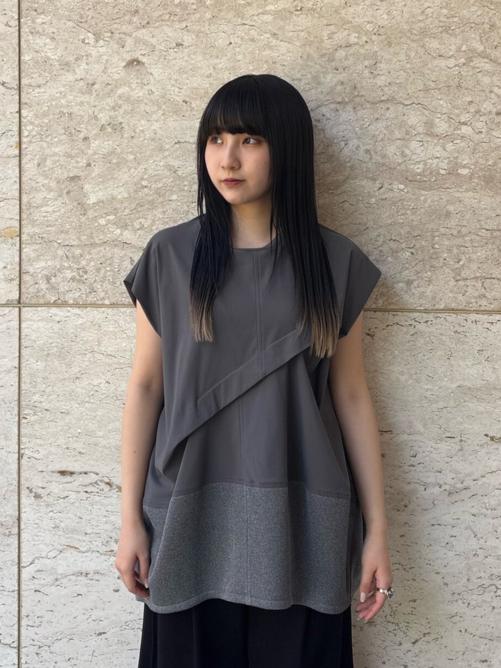シルバー系のサンダル、グレー系のTシャツ/カットソー、ブラック系のその他パンツを着用したレディースの夏コーディネートの4枚目の写真