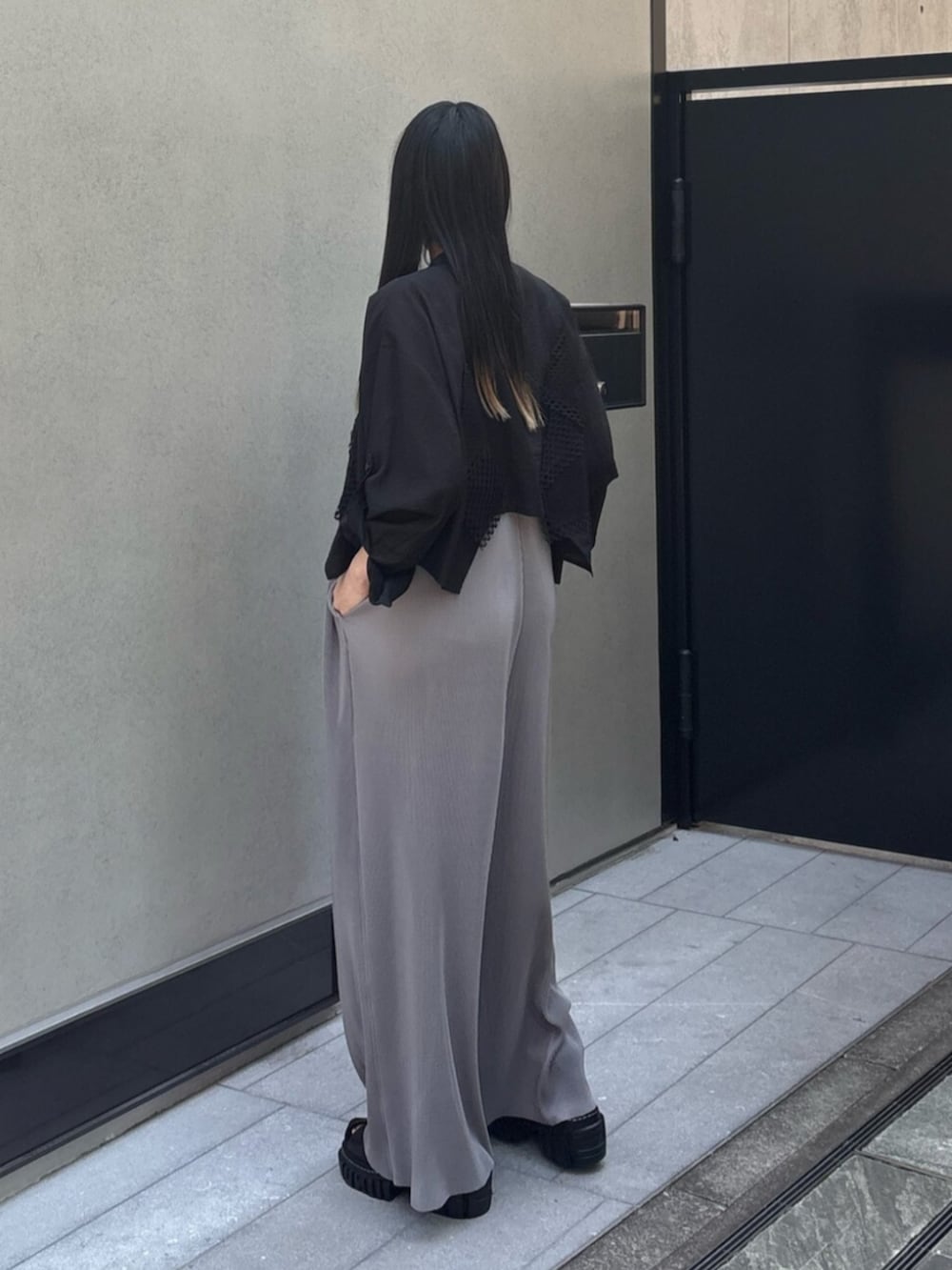 ブラック系のサンダル、グレー系のつなぎ/オールインワン、ブラック系のシャツ/ブラウスを着用したレディースの夏コーディネートの3枚目の写真