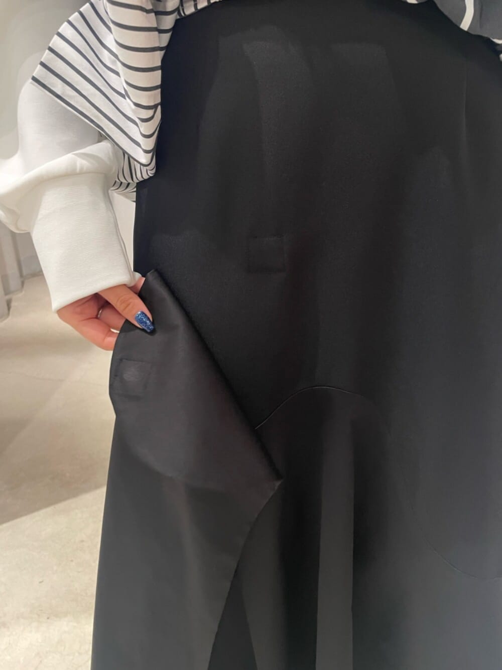 ブラック系のスカート、シルバー系のブーツ、その他のTシャツ/カットソーを着用したレディースの冬コーディネートの9枚目の写真