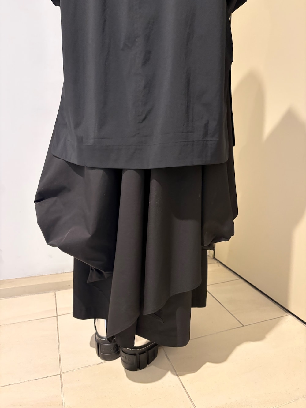 ブラック系のシャツ/ブラウス、ブラック系のその他パンツ、シルバー系のブーツを着用したレディースの春コーディネートの7枚目の写真