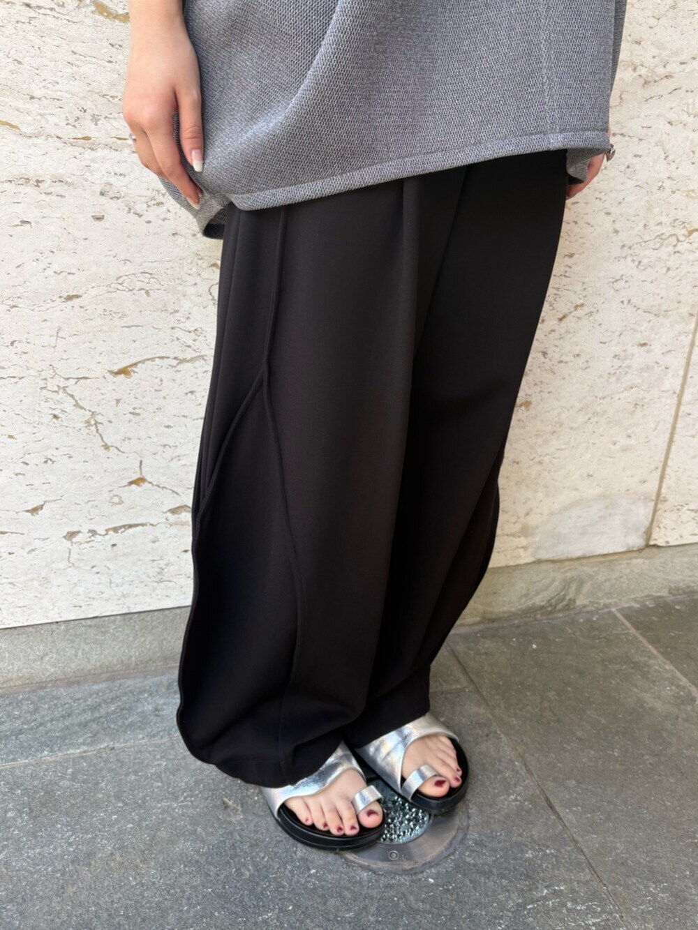 シルバー系のサンダル、グレー系のTシャツ/カットソー、ブラック系のその他パンツを着用したレディースの夏コーディネートの5枚目の写真