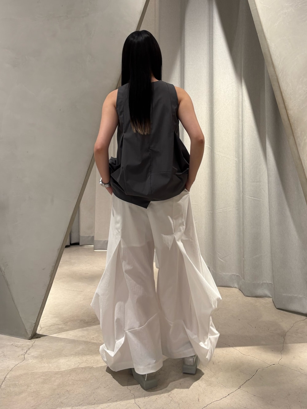 ホワイト系のその他パンツ、シルバー系のサンダル、グレー系のタンクトップを着用したレディースの春コーディネートの3枚目の写真
