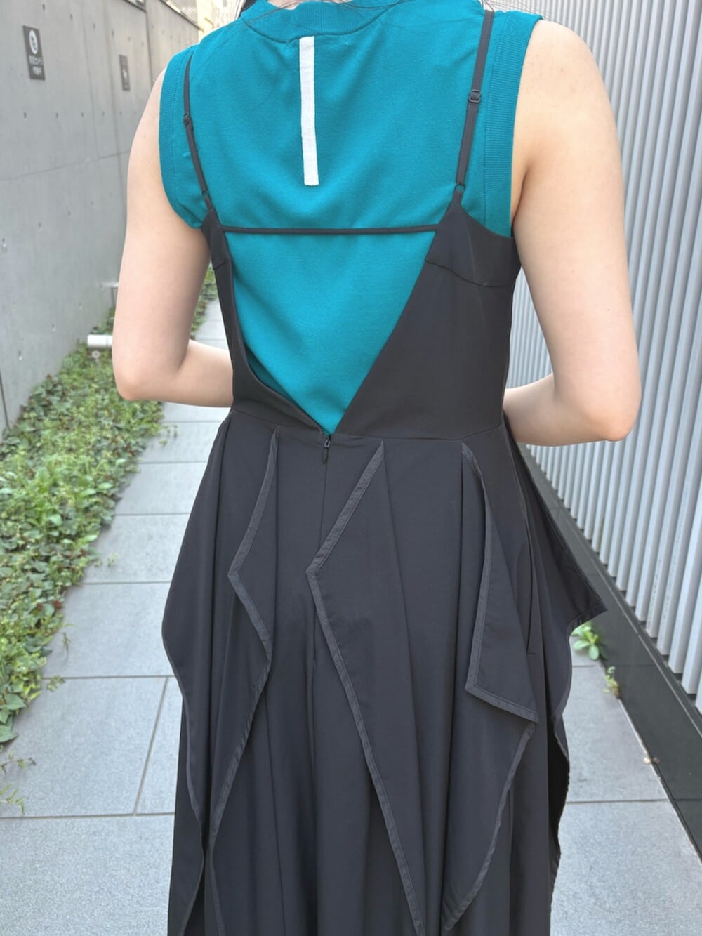 その他のサンダル、ブラック系のワンピース、ブルー系のタンクトップを着用したレディースの夏コーディネートの7枚目の写真