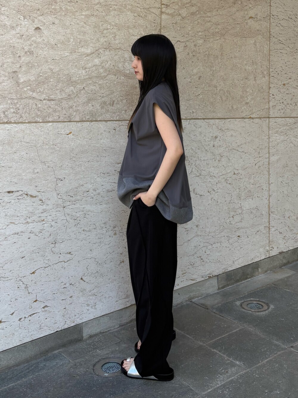 シルバー系のサンダル、グレー系のTシャツ/カットソー、ブラック系のその他パンツを着用したレディースの夏コーディネートの2枚目の写真
