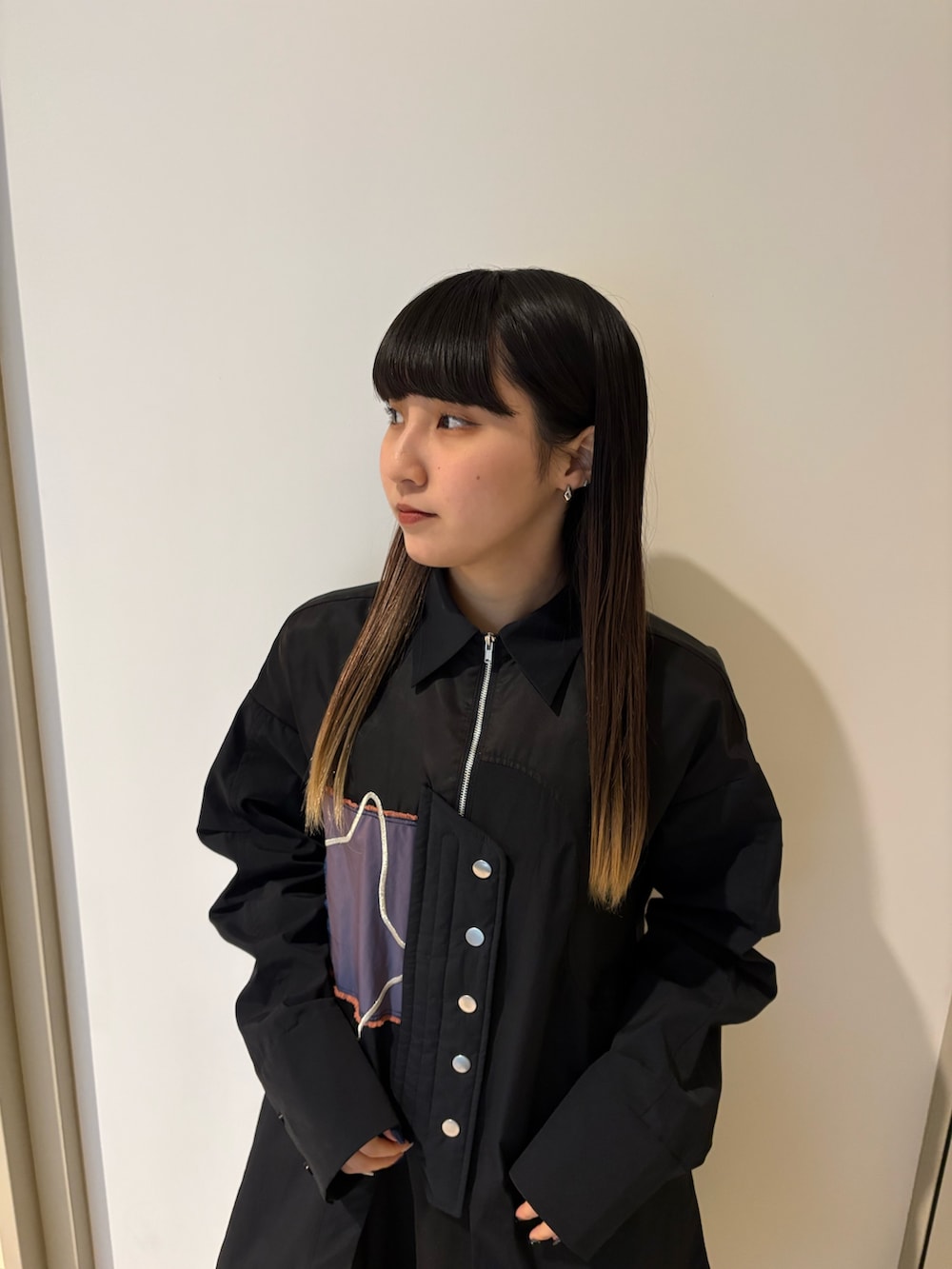 ブラック系のシャツ/ブラウス、ブラック系のその他パンツ、シルバー系のブーツを着用したレディースの春コーディネートの4枚目の写真