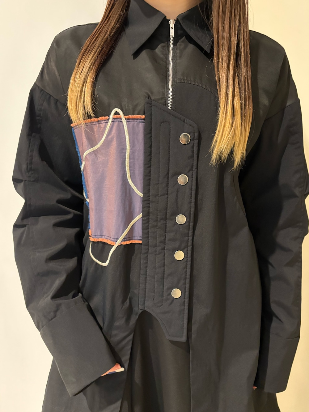 ブラック系のシャツ/ブラウス、ブラック系のその他パンツ、シルバー系のブーツを着用したレディースの春コーディネートの5枚目の写真