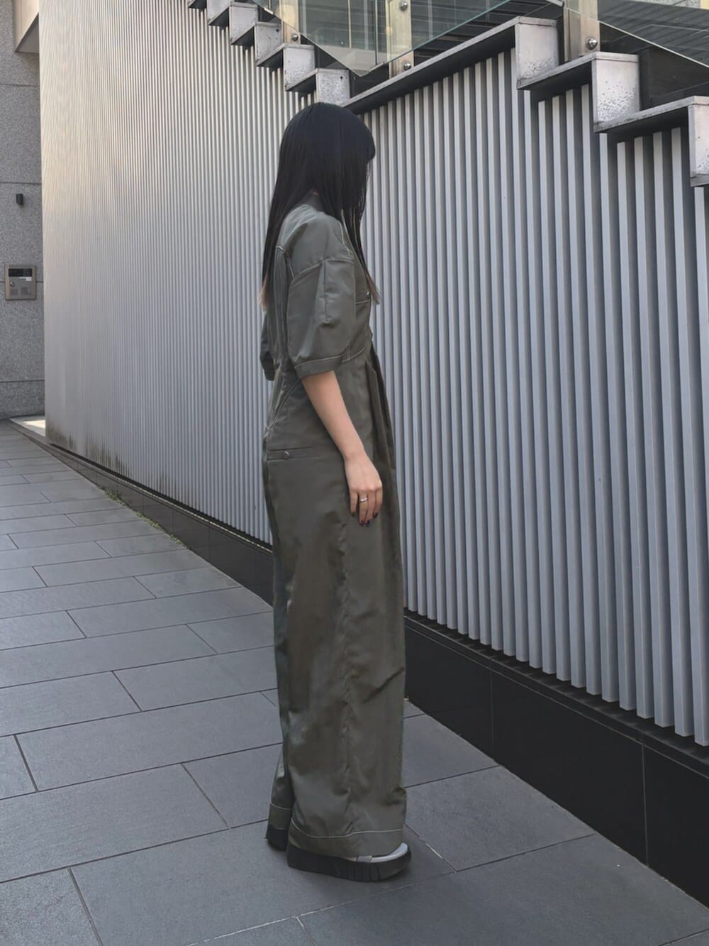 グレー系のつなぎ/オールインワン、その他のサンダルを着用したレディースの春コーディネートの4枚目の写真