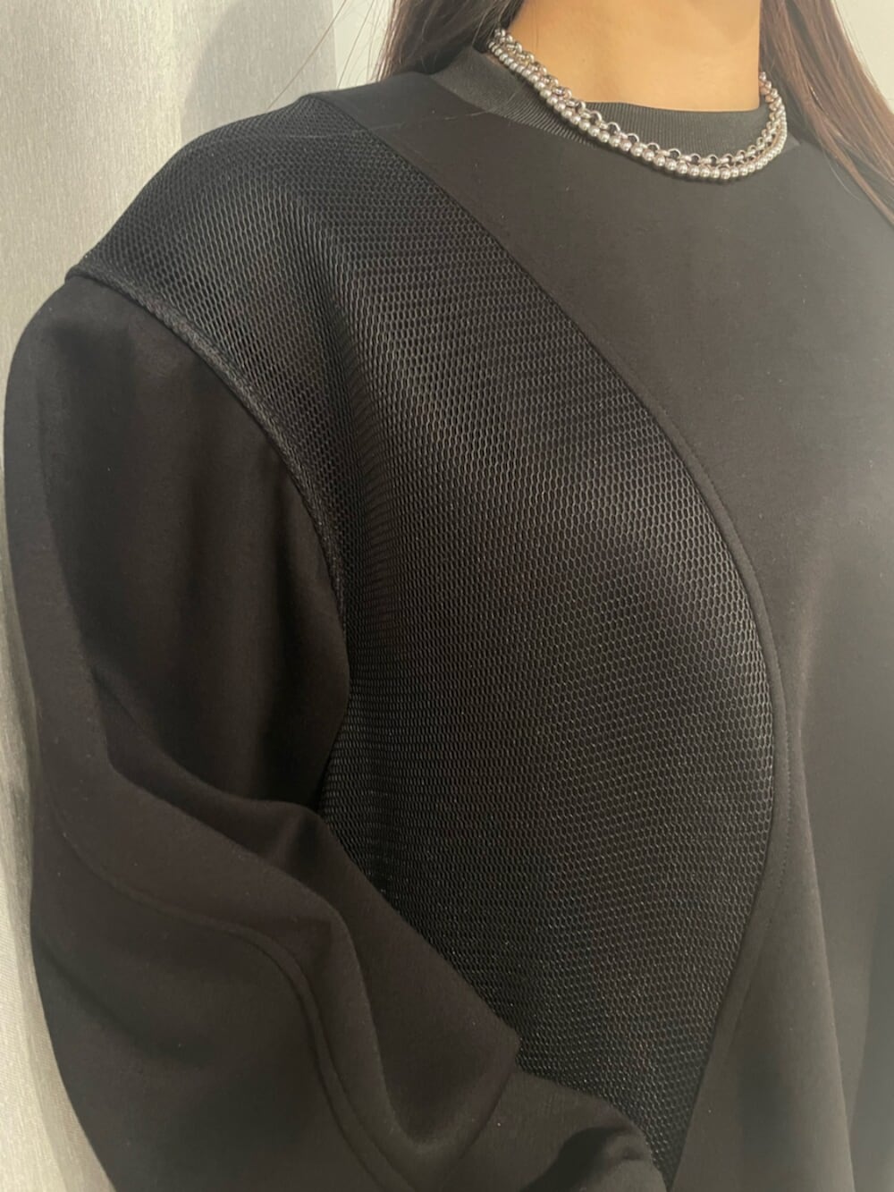 ブラック系のTシャツ/カットソー、ホワイト系のスカート、ブラック系のサンダルを着用したレディースの冬コーディネートの5枚目の写真